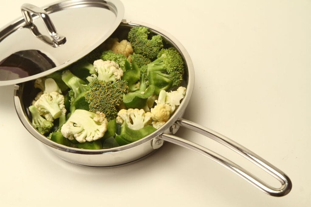 cast iron vs carbon steel cookware